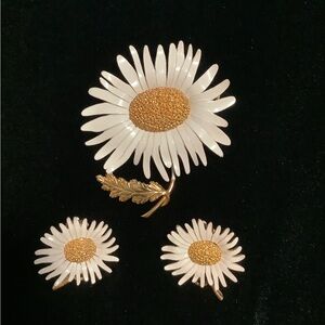 Vintage-"Sassy" Daisy Brooch & Earrings -EUC
